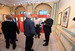 Sammler Helmut Rebmann (r.) im Dialog mit Besuchern der Ausstellung des Museums Schloss Doberlug »Dalí in Doberlug. Der Künstler als Illustrator«. 