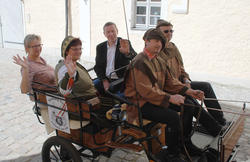  In der Kutsche hautnah beim Umzug durch die Stadt mit dabei v.l.n.r.: Andrea Wagenmann, Hannelore Brendel und Christian Heinrich-Jaschinski.