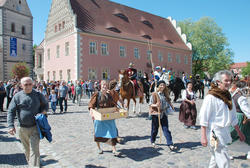 Rund tausend Einheimische und Gäste waren beim Umzug durch die Stadt in Mühlberg mit dabei.