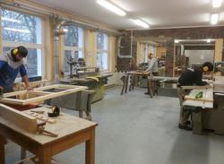 Blick in die Tischlerwerkstatt, einer von sechs Werkstätten in der Produktionsschule »Brücke zur Arbeit« in Herzberg.