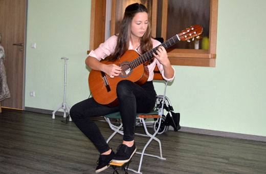 Anne-Charlotte Henze mit ihrem Gitarrenspiel 23. September 2016